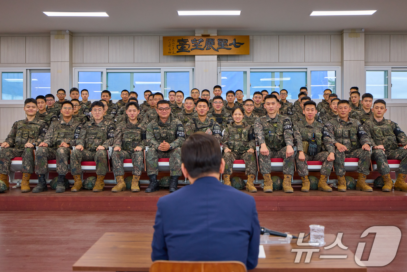 (서울=뉴스1) 허경 기자 = 이재명 대통령이 12일 강원도 화천군 육군 제7보병사단 칠성전망대를 방문해 장병들을 격려하고 있다. (대통령실 제공. 재판매 및 DB 금지) 2025 …