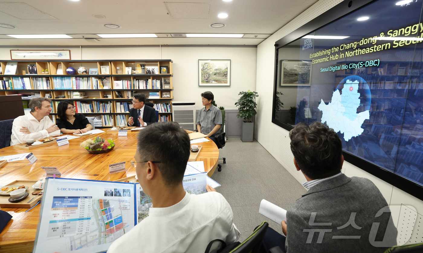 (서울=뉴스1) 권현진 기자 = 오승록 노원구청장이 12일 오전 서울 노원구청에서 한국에 방문한 랩센트럴 요하네스 프루에하우프 회장(왼쪽)에게 S-DBC 조성 예정지를 설명하고 있 …