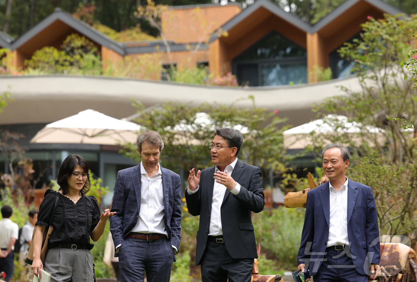 (서울=뉴스1) 권현진 기자 = 랩센트럴 요하네스 프루에하우프 회장(왼쪽 두번째)과 오승록 노원구청장(오른쪽)이 12일 서울 노원구 자연휴양림 수락휴를 둘러보고 있다. (노원구 제 …