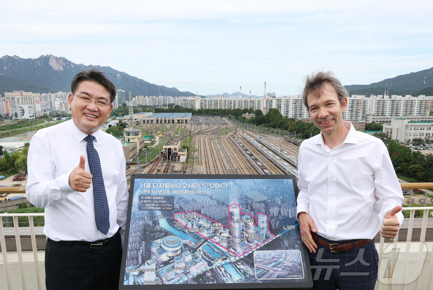 (서울=뉴스1) 권현진 기자 = 오승록 노원구청장(왼쪽)이 12일 오전 서울 노원구청 옥상 전망대에서 한국에 방문한 랩센트럴 요하네스 프루에하우프 회장과 S-DBC 조성 예정지를 …