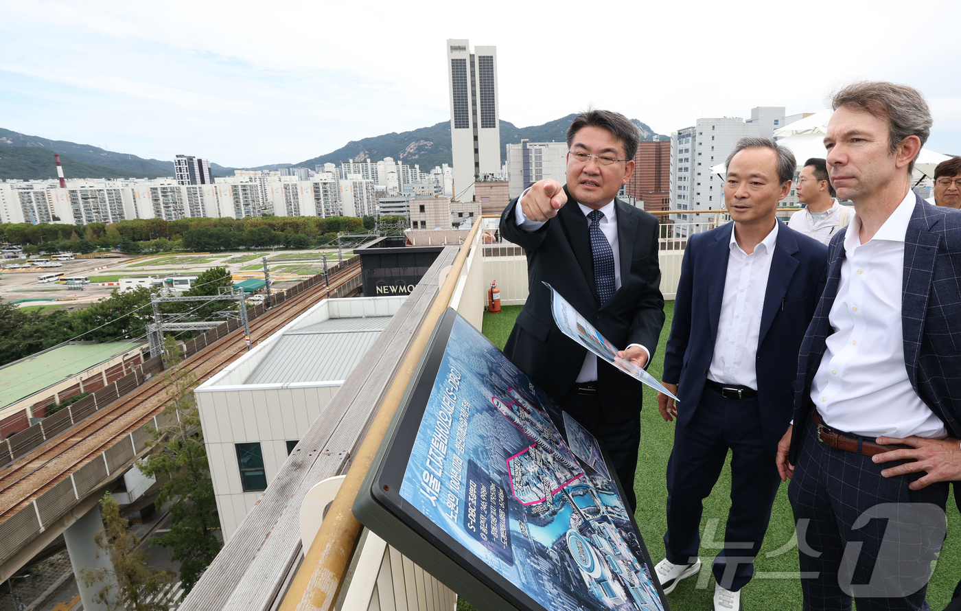 (서울=뉴스1) 권현진 기자 = 오승록 노원구청장(왼쪽)이 12일 오전 서울 노원구청 옥상 전망대에서 한국에 방문한 랩센트럴 요하네스 프루에하우프 회장(오른쪽)과 S-DBC 조성 …