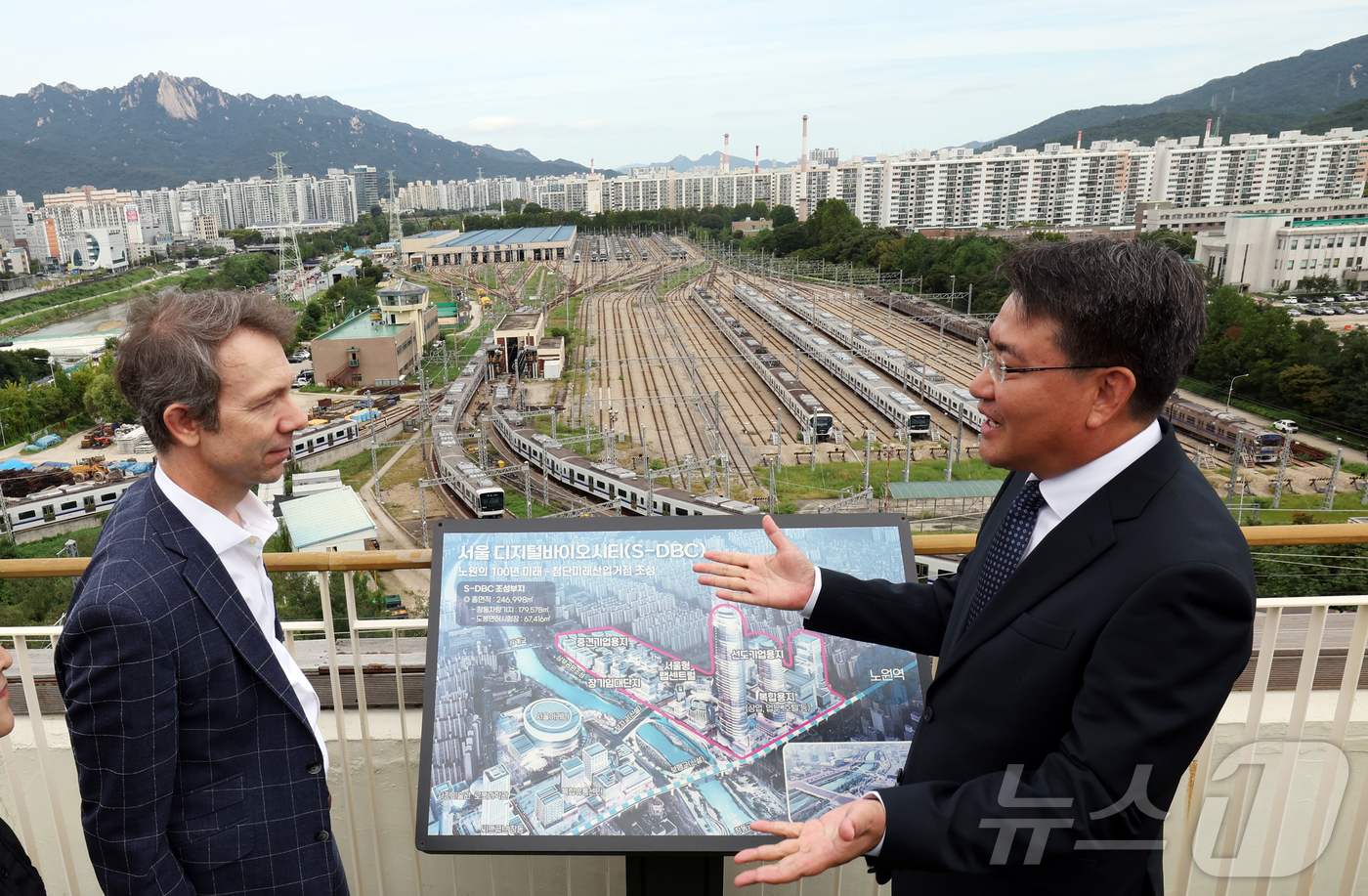 (서울=뉴스1) 권현진 기자 = 오승록 노원구청장(오른쪽)이 12일 오전 서울 노원구청 옥상 전망대에서 한국에 방문한 랩센트럴 요하네스 프루에하우프 회장과 S-DBC 조성 예정지를 …
