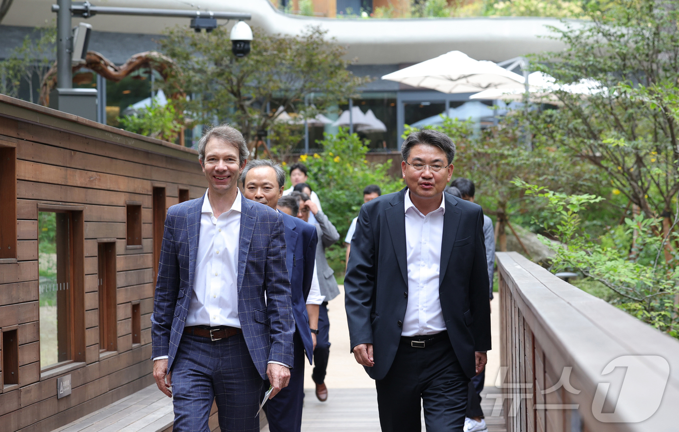 (서울=뉴스1) 권현진 기자 = 랩센트럴 요하네스 프루에하우프 회장(왼쪽)과 오승록 노원구청장(오른쪽)이 12일 서울 노원구 자연휴양림 수락휴를 둘러보고 있다. (노원구 제공. 재 …