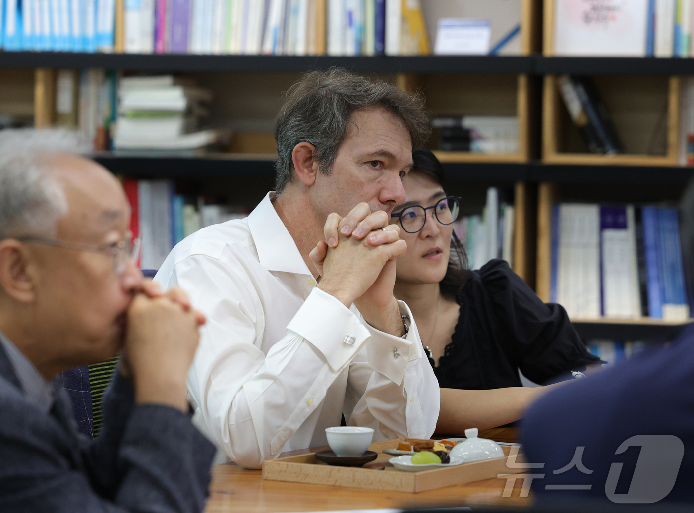 (서울=뉴스1) 권현진 기자 = 랩센트럴 요하네스 프루에하우프 회장이 12일 서울 노원구 노원구청을 방문해 미래지향적인 산업단지 조성 사업에 대한 설명을 듣고 있다. (노원구 제공 …