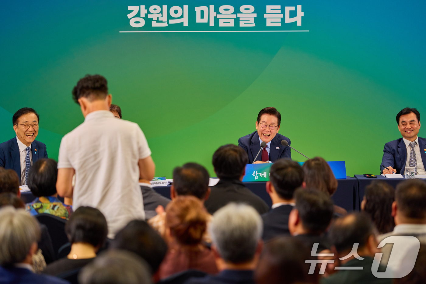 (서울=뉴스1) 허경 기자 = 이재명 대통령이 12일 강원 춘천시 강원창작개발센터에서 열린 '강원의 마음을 듣다' 타운홀 미팅에서 참석자들의 질문을 받고 있다. (대통령실 제공. …