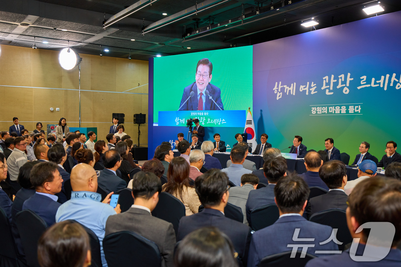 (서울=뉴스1) 허경 기자 = 이재명 대통령이 12일 강원 춘천시 강원창작개발센터에서 열린 '강원의 마음을 듣다' 타운홀 미팅에서 발언하고 있다. (대통령실 제공. 재판매 및 DB …