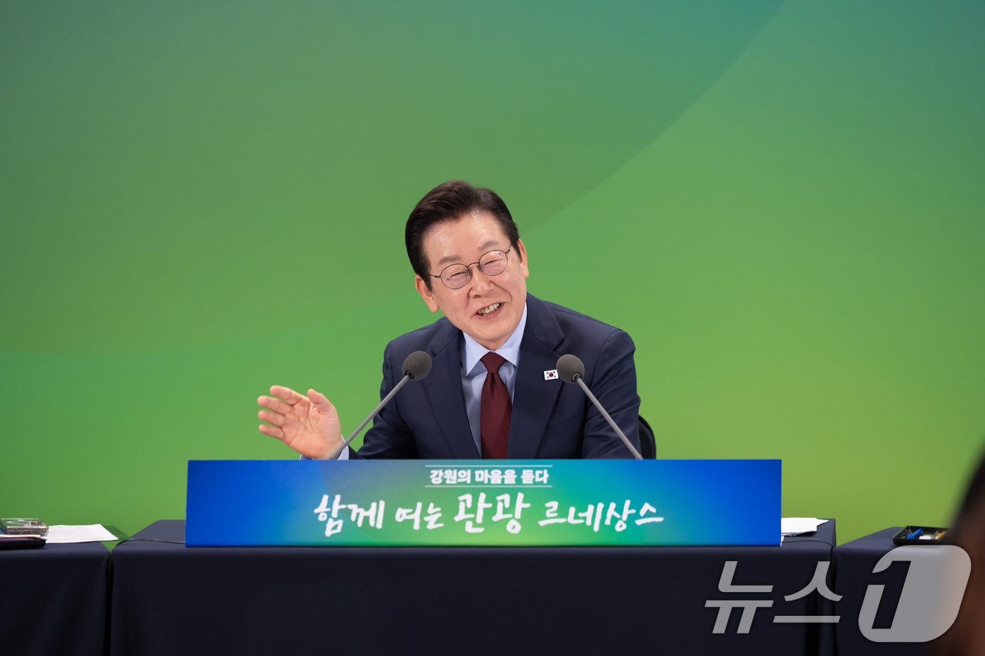 (서울=뉴스1) 허경 기자 = 이재명 대통령이 12일 강원 춘천시 강원창작개발센터에서 열린 '강원의 마음을 듣다' 타운홀 미팅에서 발언하고 있다. (대통령실 제공. 재판매 및 DB …