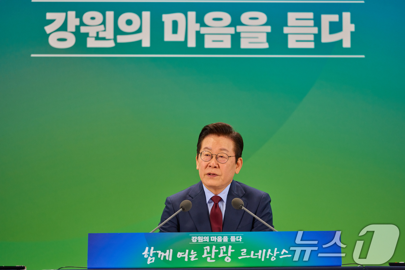 (서울=뉴스1) 허경 기자 = 이재명 대통령이 12일 강원 춘천시 강원창작개발센터에서 열린 '강원의 마음을 듣다' 타운홀 미팅에서 발언하고 있다. (대통령실 제공. 재판매 및 DB …