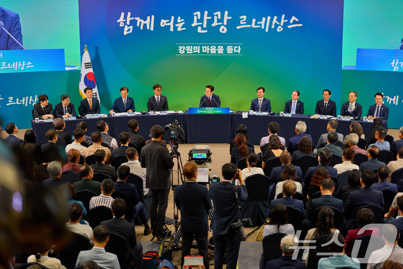 (서울=뉴스1) 허경 기자 = 이재명 대통령이 12일 강원 춘천시 강원창작개발센터에서 열린 '강원의 마음을 듣다' 타운홀 미팅에서 발언하고 있다. (대통령실 제공. 재판매 및 DB …