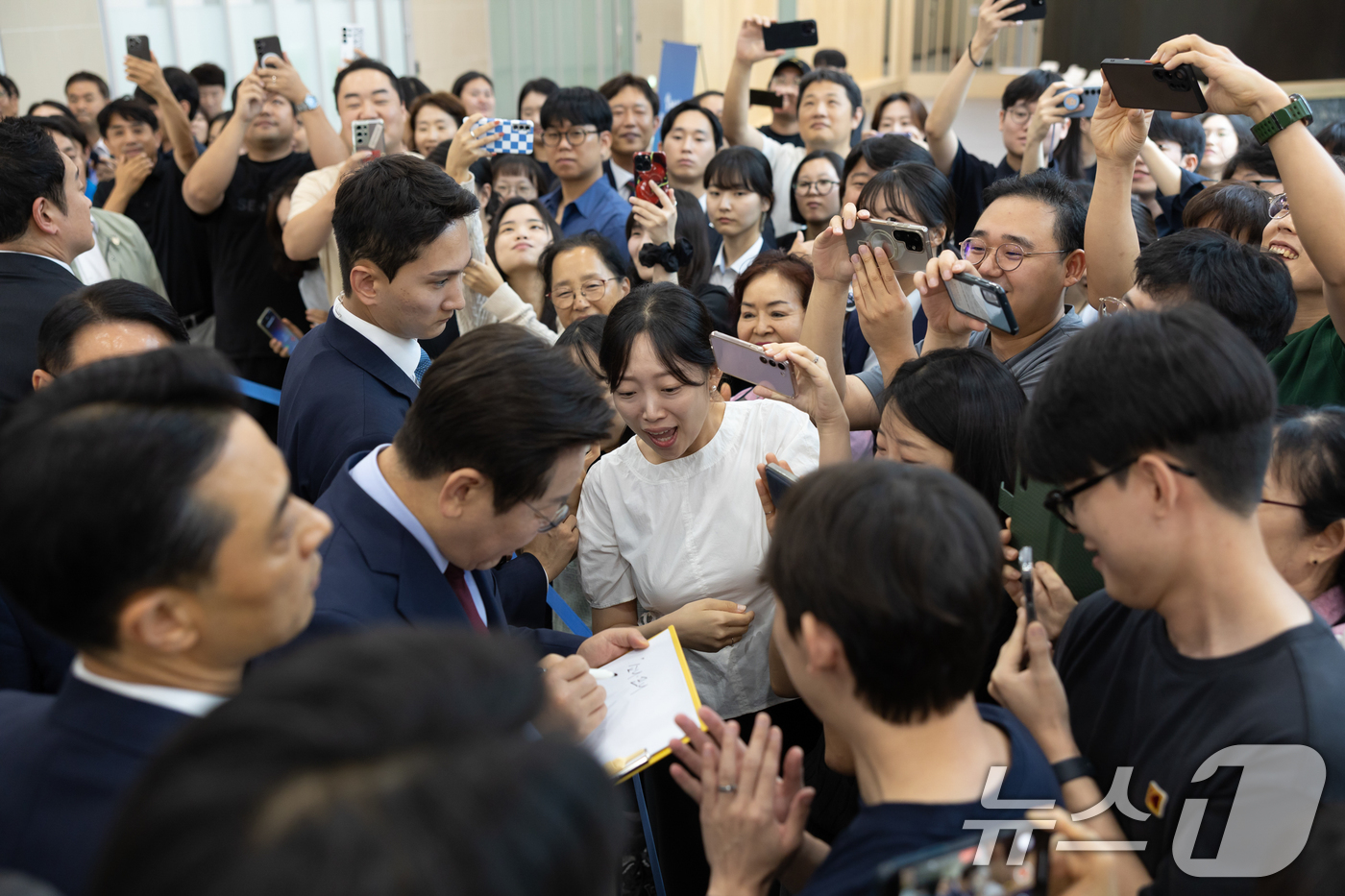 (서울=뉴스1) 허경 기자 = 이재명 대통령이 12일 강원 춘천시 강원창작개발센터에서 열린 '강원의 마음을 듣다' 타운홀 미팅에서 참석자들에게 메세지를 남기고 있다. (대통령실 제 …