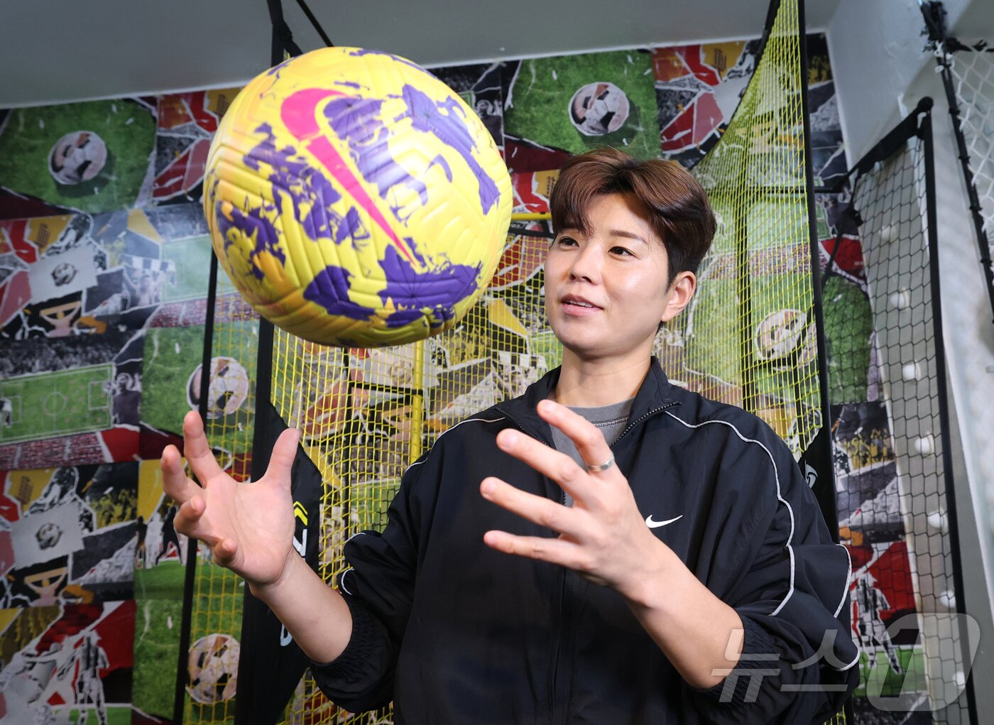 본문 이미지 - 전 축구 국가대표 전가을이 12일 서울 성동구 디자인풋볼에서 뉴스1과 인터뷰를 하기 전 포즈를 취하고 있다. ⓒ News1 권현진 기자
