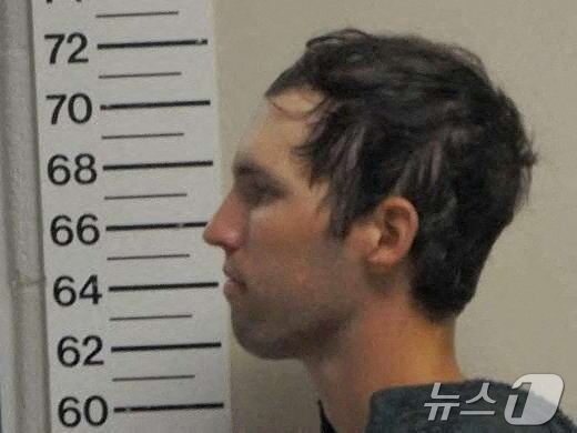 본문 이미지 - 미 보수활동가 찰리 커크를 총격 살해한 혐의를 받는 용의자 타일러 로빈슨(22)의 머그샷을 유타주 경찰이 12일(현지시간) 공개했다. 2025.9.12 ⓒ 로이터=뉴스1 ⓒ News1 강민경 기자