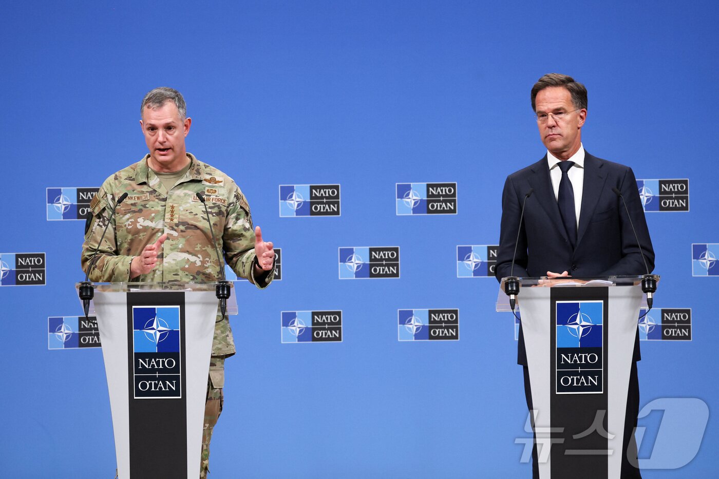 본문 이미지 - 마르크 뤼터 북대서양조약기구&#40;나토&#41; 사무총장과 알렉서스 그린케위치 나토 최고사령관이 9월 12일&#40;현지시간&#41; 벨기에 브뤼셀 나토 본부에서 기자회견을 열고 동부전선 방어태세 강화 계획을 발표하고 있다. 2025.9.12 ⓒ 로이터=뉴스1 ⓒ News1 강민경 기자