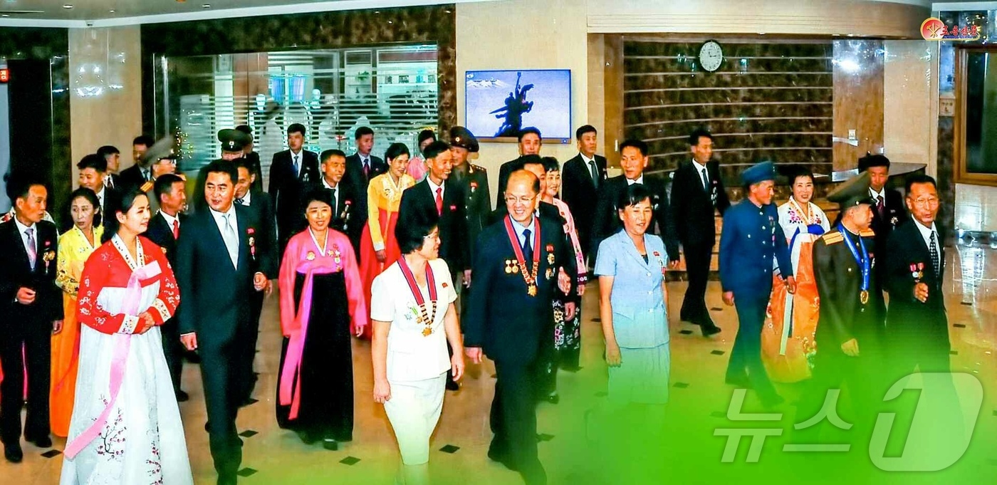 (평양 노동신문=뉴스1) = 북한 노동당 기관지 노동신문은 13일 "김정은 총비서 동지께서 공화국창건 77돌 경축행사에 초대된 노력 혁신자, 공로자들을 만나 기념사진을 찍은 사실은 …