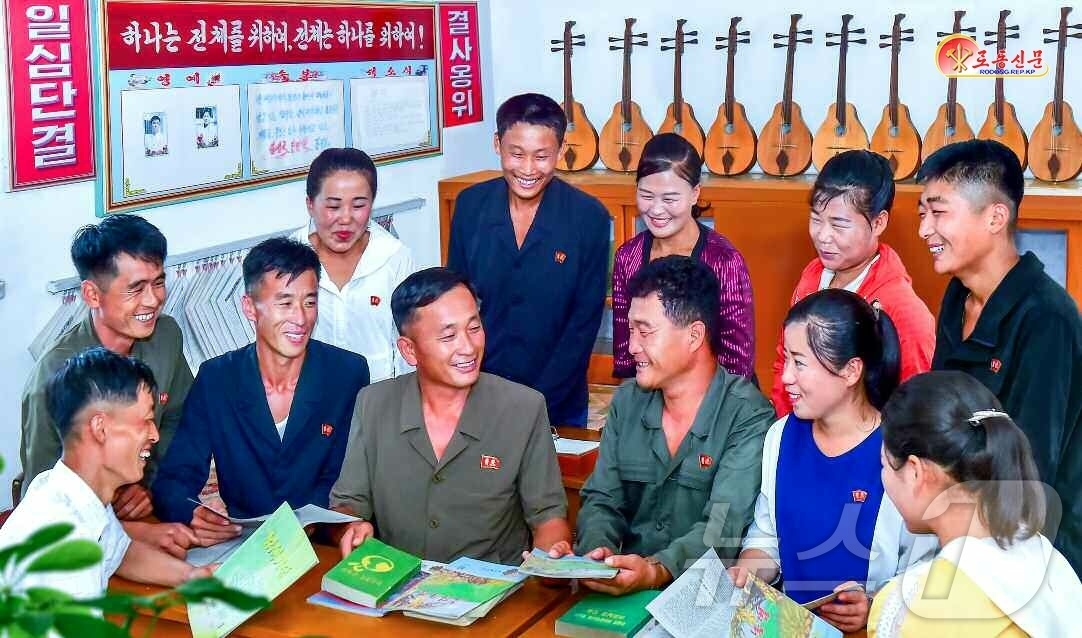 (평양 노동신문=뉴스1) = 북한 노동당 기관지 노동신문은 13일 "청년들이 농장의 주인으로서의 역할을 다해나가도록 적극 이끌어야 한다"면서 회령시 덕평농장을 조명했다. [국내에서 …