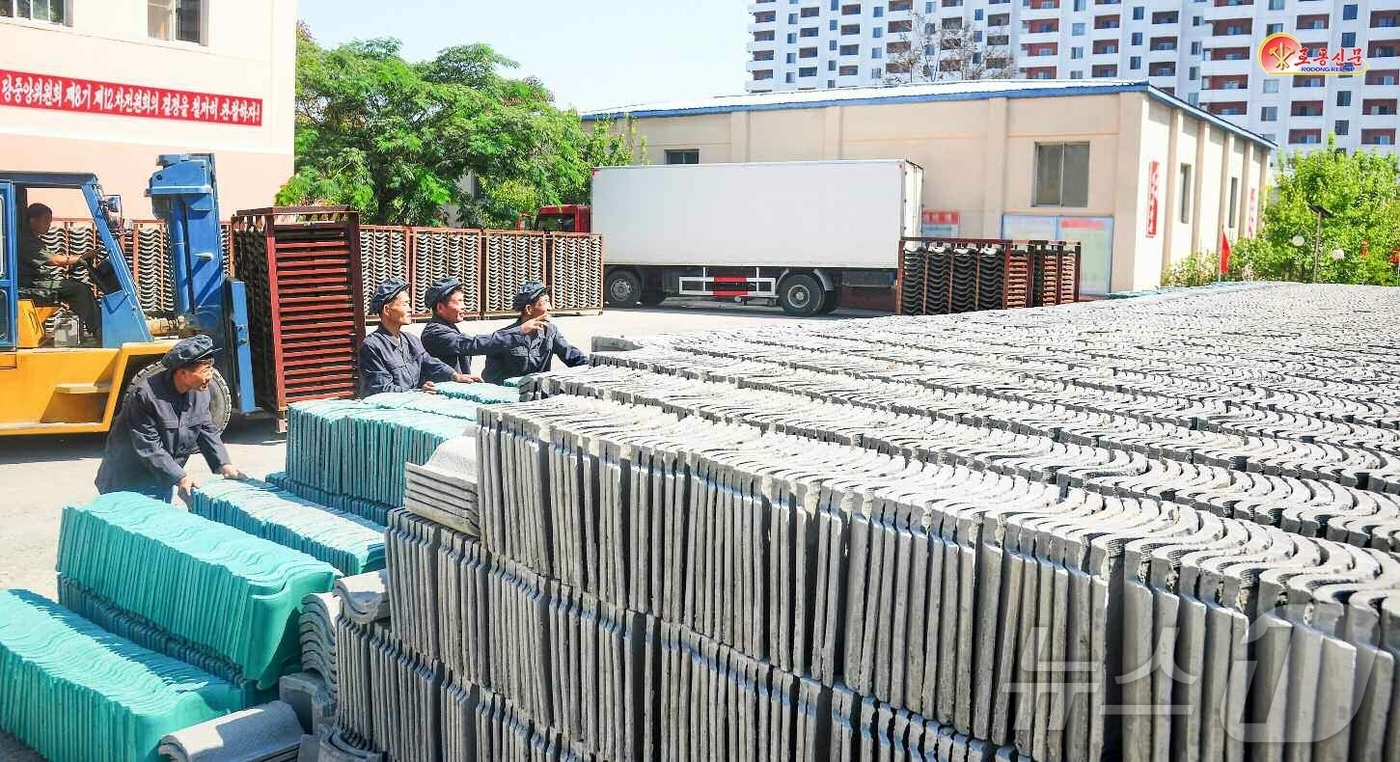 (평양 노동신문=뉴스1) = 북한 노동당 기관지 노동신문은 13일 "전인민적인 증산투쟁, 절약운동의 불길을 더욱 세차게 지펴올리자"면서 평양화학건재공장이 "당 결정 관철을 위해 생 …