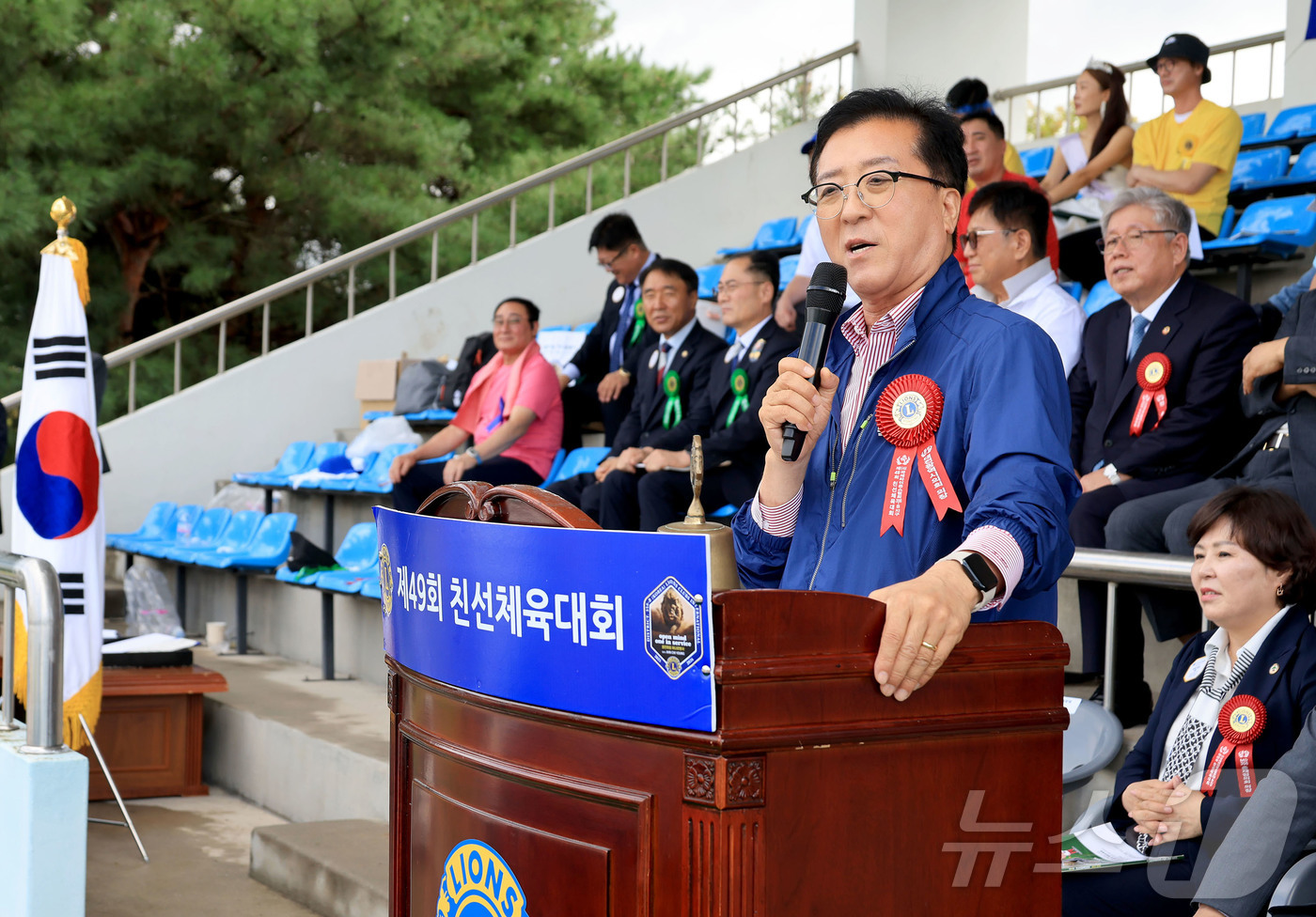 (대전=뉴스1) 김기태 기자 = 조원휘 대전시의회 의장은 13일 대덕연구단지 종합운동장에서 개최된 국제라이온스협회 356-B지구 제49회 친선체육대회에 참석해 안전한 대회 진행을 …