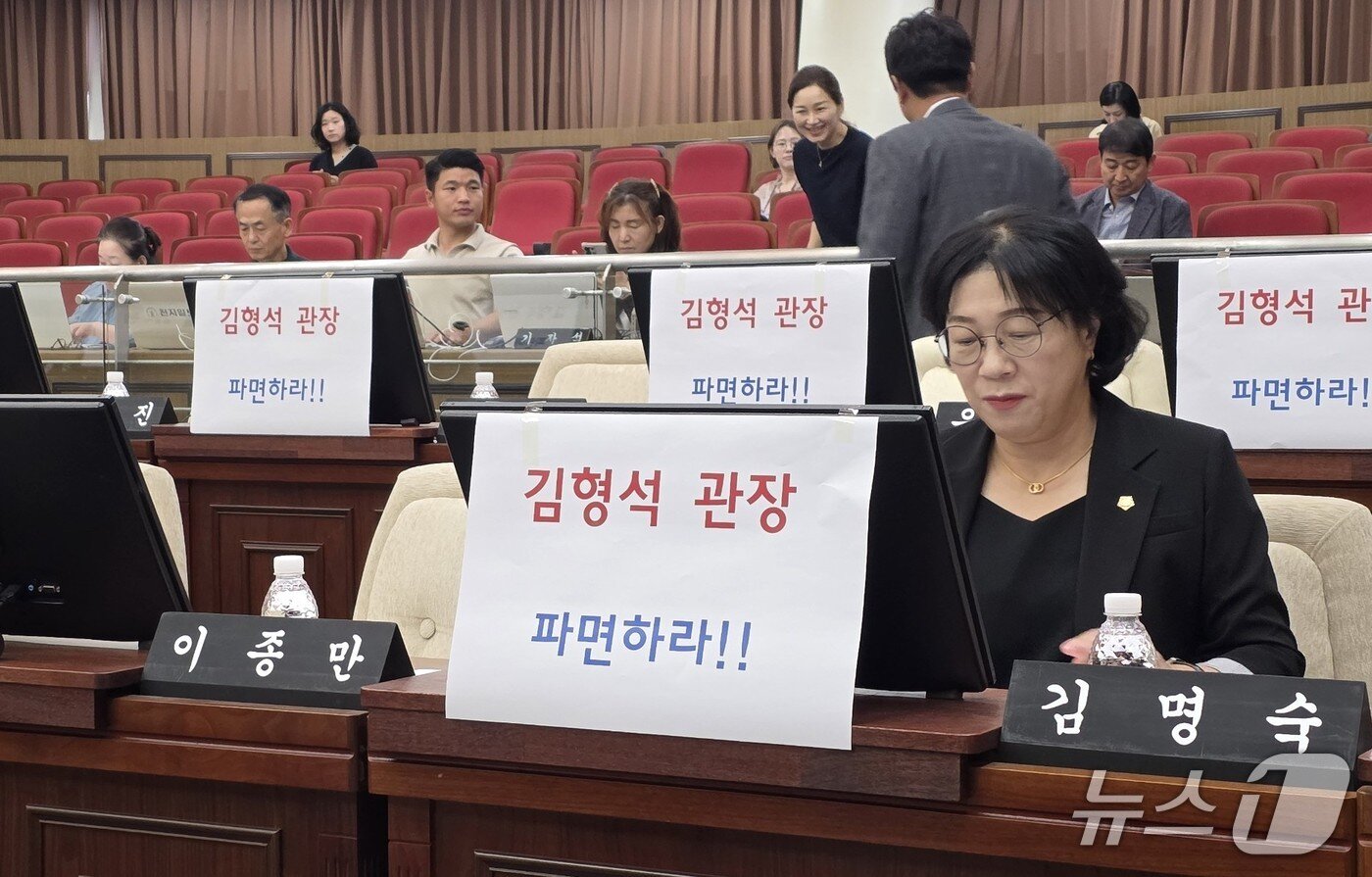 본문 이미지 - 12일 천안시의회 민주당 의원들이 '김형석 관장 파면하라'는 문구가 적힌 종이를 부착하고 본회의에 참석했다. 2025.9.12. /뉴스1ⓒNews1 이시우 기자