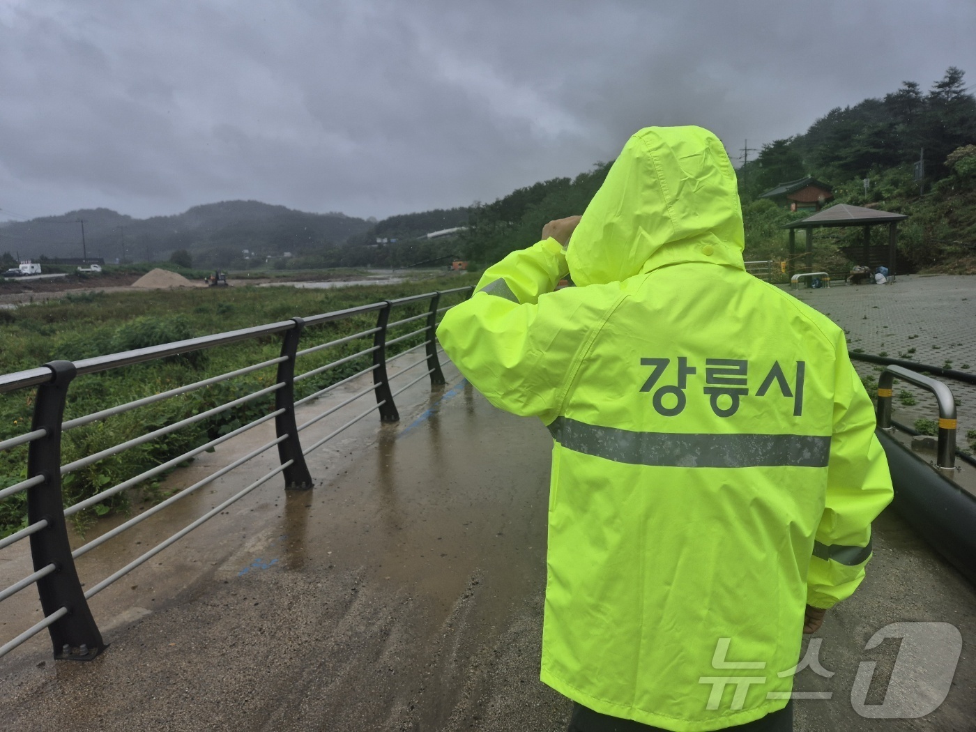 (강릉=뉴스1) 윤왕근 기자 = 극심한 가뭄을 겪고 있는 강원 강릉지역에 많은 비가 내린 13일 김홍규 강릉시장이 홍제동 남대천 임시취수장을 찾아 현장을 살피고 있다. 2025.9 …