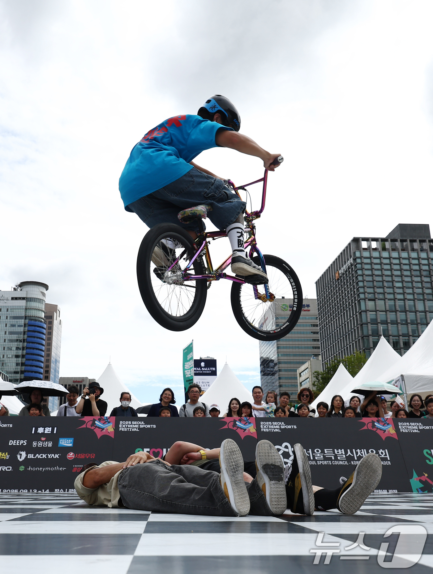 (서울=뉴스1) 김민지 기자 = 13일 서울 종로구 광화문광장에서 열린 2025 서울 익스트림 스포츠 페스티벌에서 흥겨운 BMX 무대가 펼쳐지고 있다. 2025.9.13/뉴스1