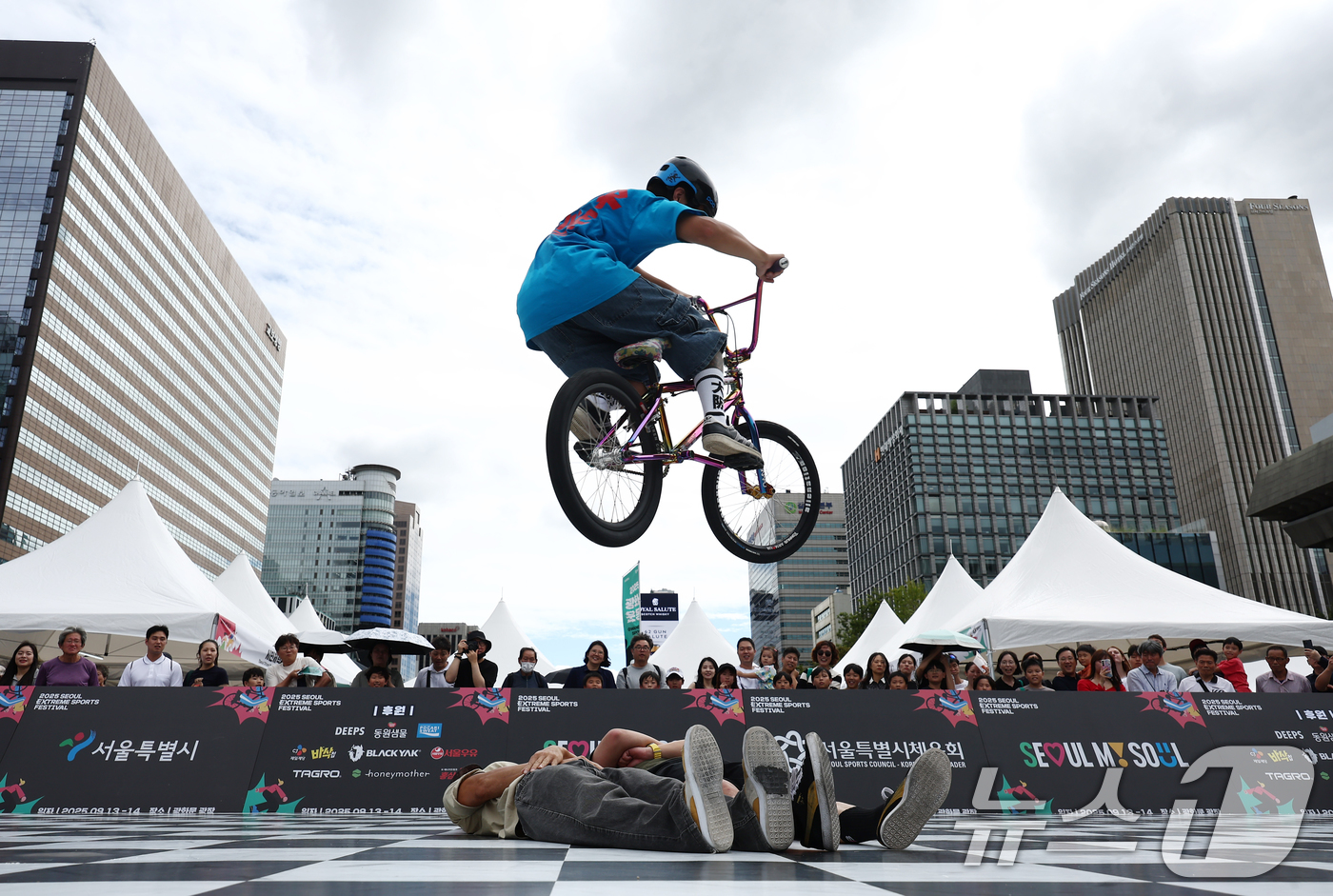 (서울=뉴스1) 김민지 기자 = 13일 서울 종로구 광화문광장에서 열린 2025 서울 익스트림 스포츠 페스티벌에서 흥겨운 BMX 무대가 펼쳐지고 있다. 2025.9.13/뉴스1