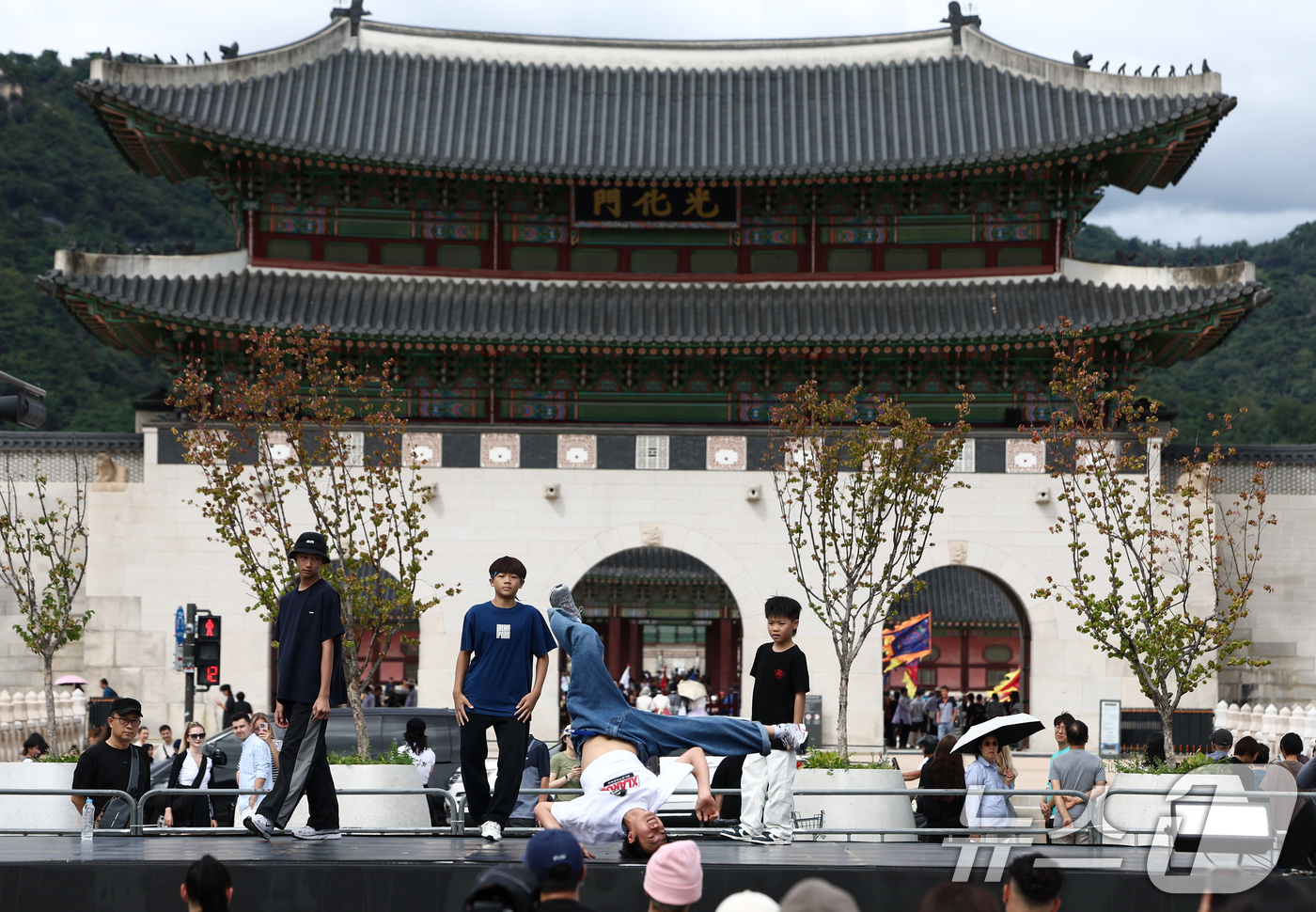 (서울=뉴스1) 김민지 기자 = 13일 서울 종로구 광화문광장에서 열린 2025 서울 익스트림 스포츠 페스티벌에서 비보이 대회에 참가한 어린이들이 멋진 무대를 펼치고 있다. 202 …