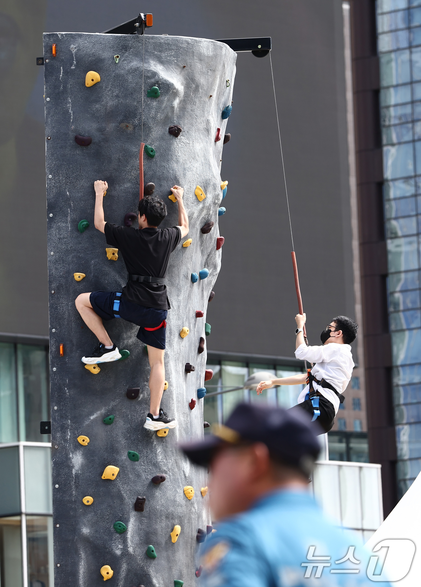 (서울=뉴스1) 김민지 기자 = 13일 서울 종로구 광화문광장에서 열린 2025 서울 익스트림 스포츠 페스티벌에서 시민들이 클라이밍 체험을 하고 있다. 2025.9.13/뉴스1
