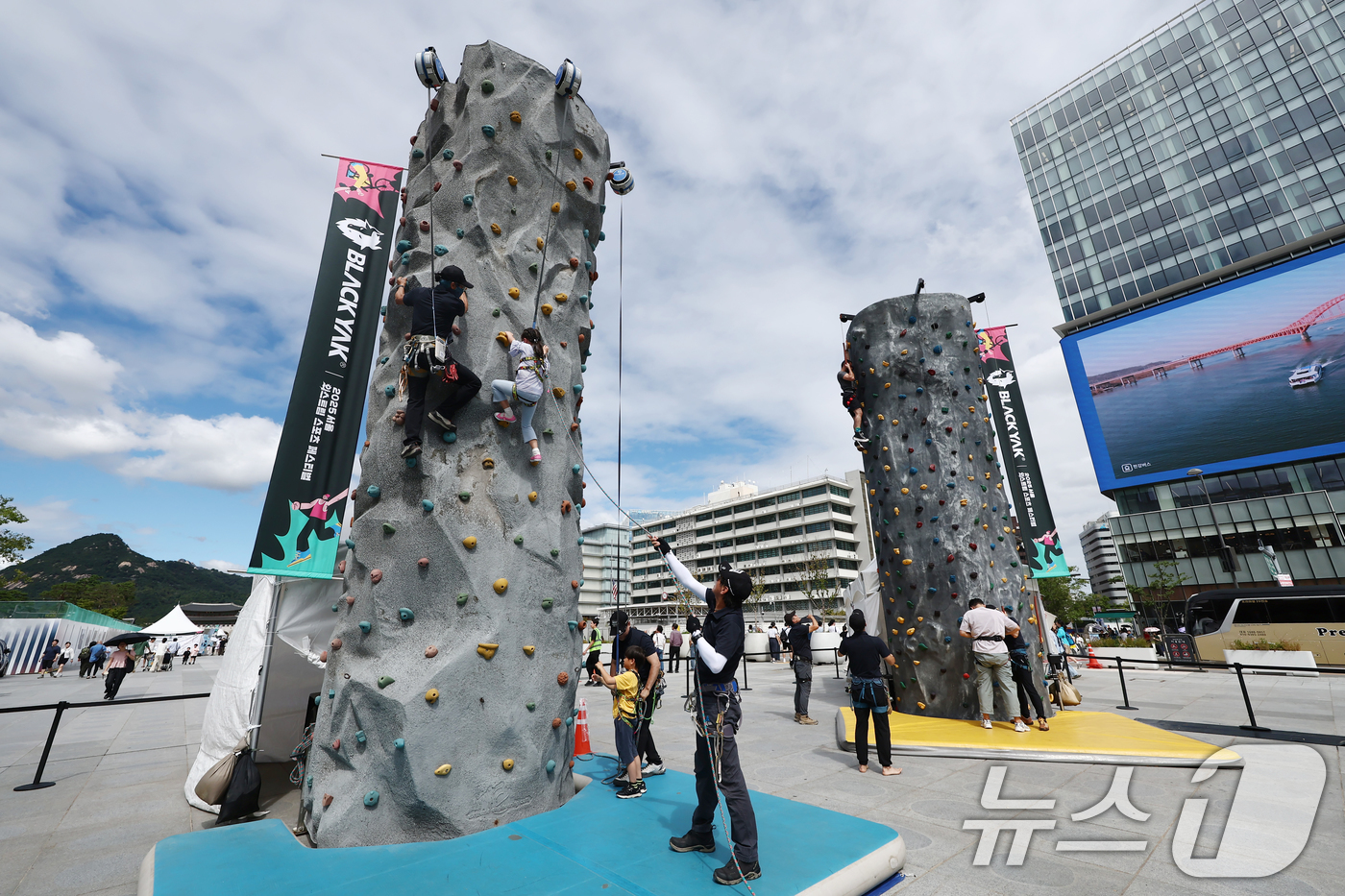 (서울=뉴스1) 김민지 기자 = 13일 서울 종로구 광화문광장에서 열린 2025 서울 익스트림 스포츠 페스티벌에서 시민들이 클라이밍 체험을 하고 있다. 2025.9.13/뉴스1