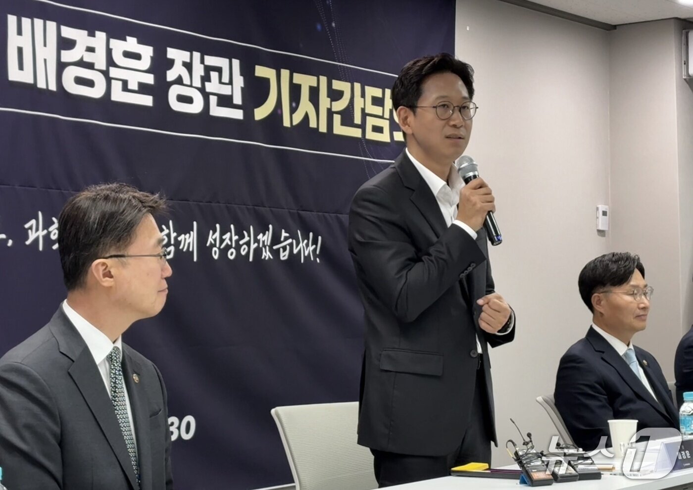 본문 이미지 - 배경훈 과학기술정보통신부 장관&#40;가운데&#41;이 12일 열린 취임 50일 기자 간담회에서 답변하고 있다. 2025.09.12/뉴스1 ⓒNews1 김정현 기자