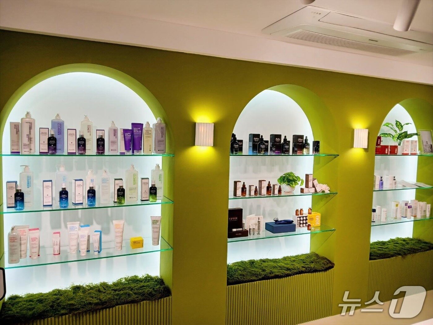 본문 이미지 - 피부과·성형외과 전용 화장품 제조·유통업체인 주식회사 셀바이셀의 성남본사 내 쇼룸에 제품들이 전시돼 있다.2025.9.14/뉴스1 ⓒ News1 송용환 기자