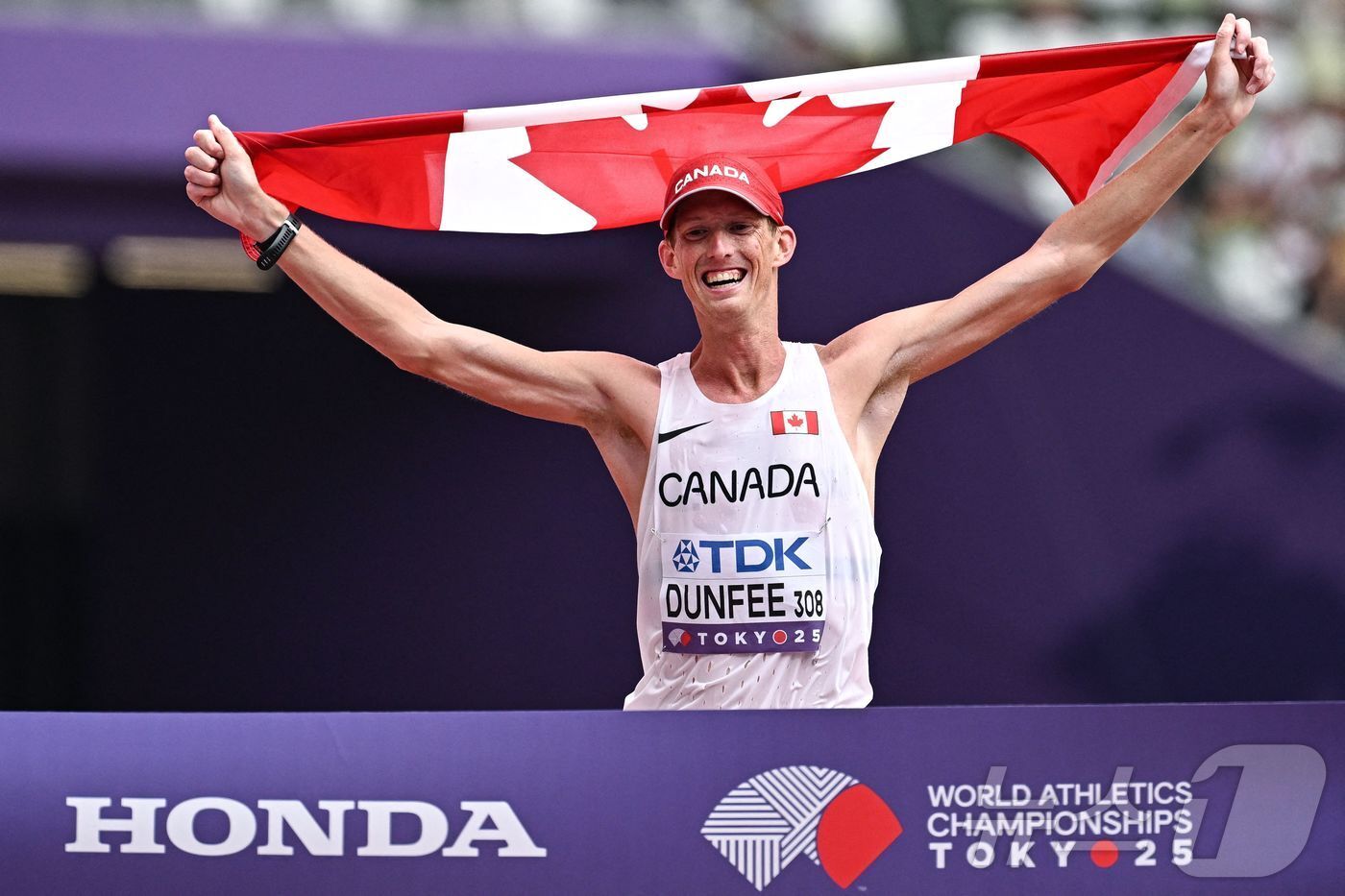 본문 이미지 - 2025 세계육상선수권에서 남자 경보 35㎞ 금메달을 딴 에반 던피(캐나다). ⓒ AFP=뉴스1