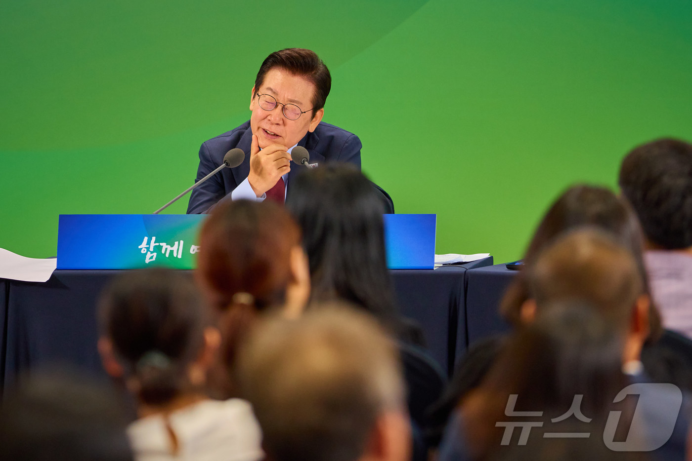 (서울=뉴스1) 이재명 기자 = 이재명 대통령이 지난 12일 강원 춘천시 강원창작개발센터에서 열린 '강원의 마음을 듣다' 타운홀 미팅에서 참석자들의 질문을 받고 있다. (이재명 대 …