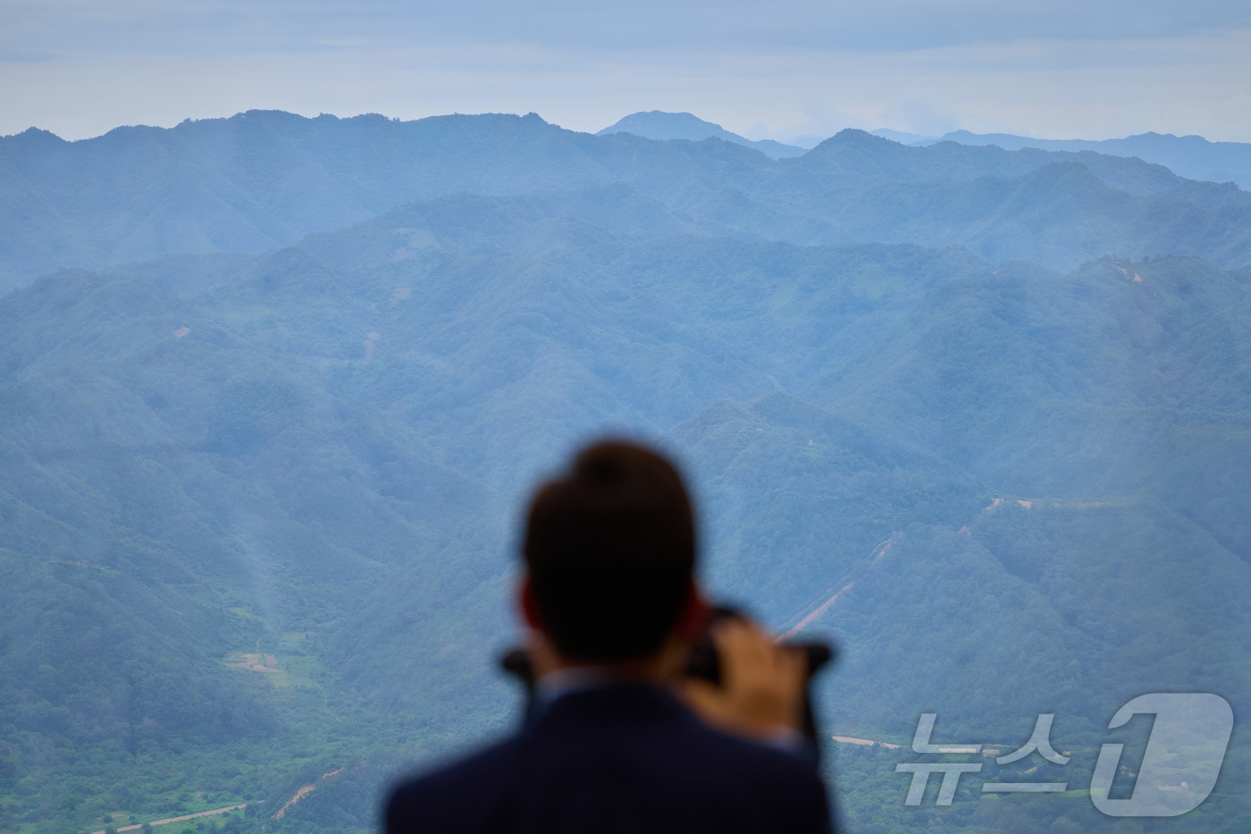 (서울=뉴스1) 이재명 기자 = 이재명 대통령이 지난 12일 강원도 화천군 육군 제7보병사단 칠성전망대를 방문해 우리 군의 대비 태세를 점검하고 있다. (이재명 대통령 SNS. 재 …