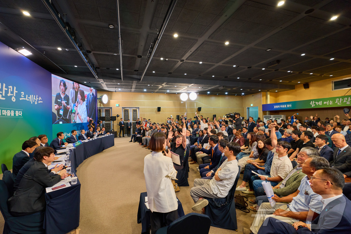 (서울=뉴스1) 이재명 기자 = 이재명 대통령이 지난 12일 강원 춘천시 강원창작개발센터에서 열린 '강원의 마음을 듣다' 타운홀 미팅에서 참석자들의 질문을 받고 있다. (이재명 대 …