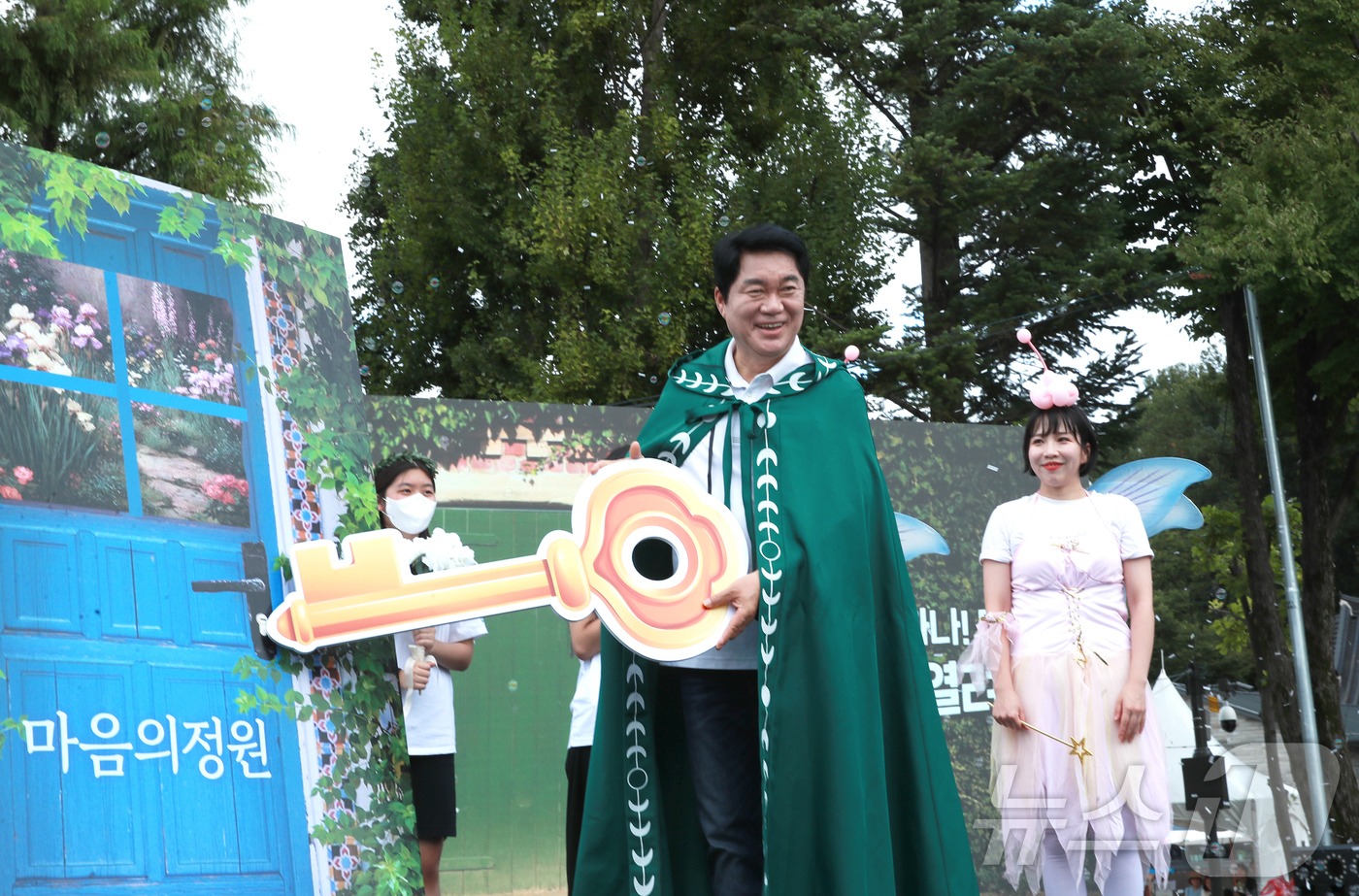 (서울=뉴스1) = 13일 서울시 관악구 낙성대공원에서 관악청소년축제 제4회 청아즐(#마음의 정원)이 개최됐다. 청아즐 축제기획단 ‘청티스트’와 박준희 관악구청장이 열쇠로 마음의 …