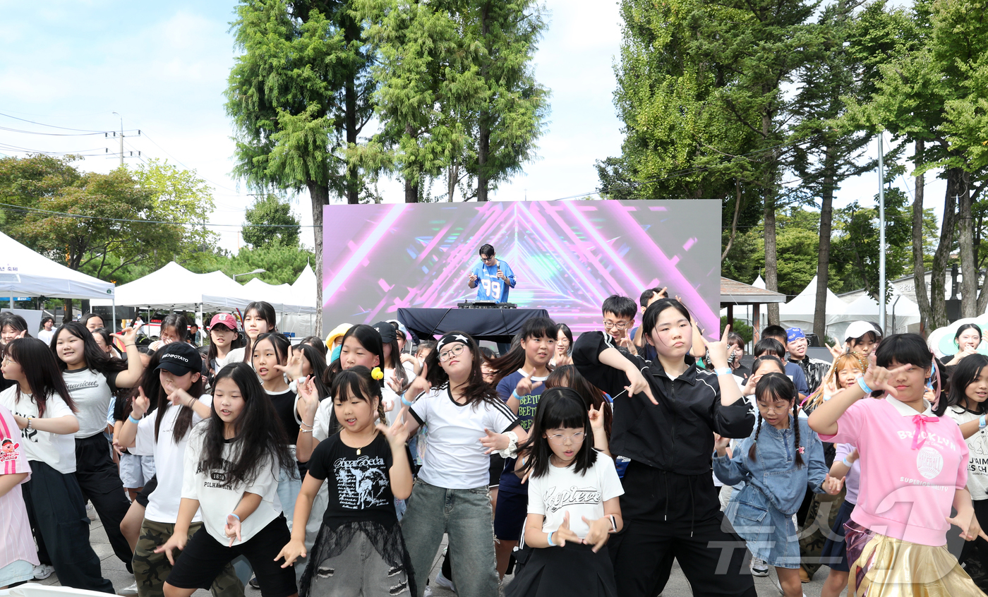 (서울=뉴스1) = 13일 서울시 관악구 낙성대공원에서 관악청소년축제 제4회 청아즐(#마음의 정원)이 개최됐다. 본격적인 축제에 앞서 어린이 100여 명이 무작위로 재생되는 최신 …