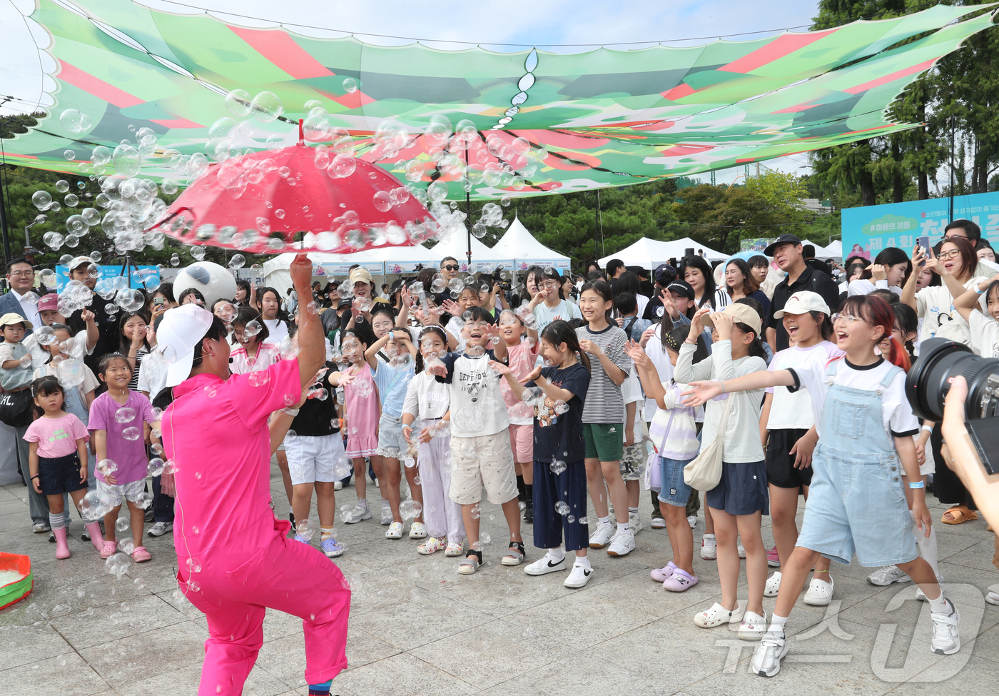 (서울=뉴스1) = 13일 서울시 관악구 낙성대공원에서 관악청소년축제 제4회 청아즐(#마음의 정원)이 개최됐다. 축제에서는 청소년 동아리 공연을 비롯해 다양한 동아리부스, 체험부스 …