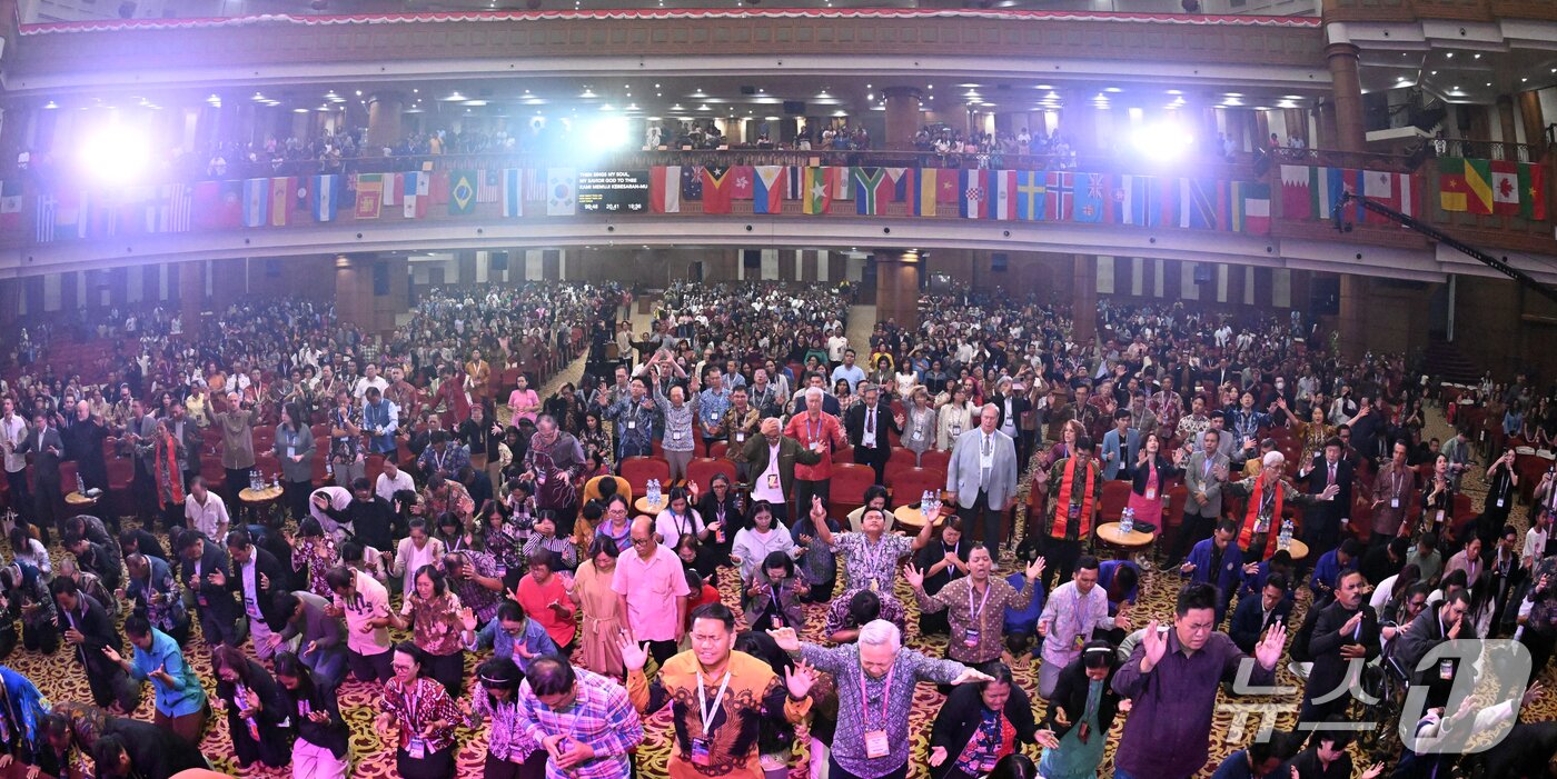 본문 이미지 - 세계교회성장대회가 여의도순복음교회와 국제교회성장연구원(CGI)의 공동 주최로 지난 9일부터 11일까지 인도네시아 자카르타 마와르사론 교회에서 열렸다.