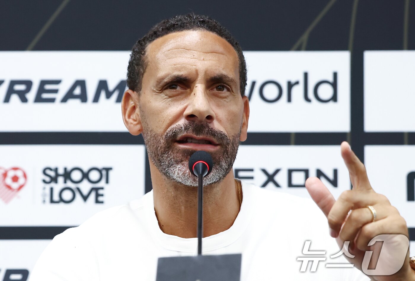 본문 이미지 - 13일 오후 서울 마포구 서울월드컵경기장에서 열린 '2025 아이콘매치: 창의 귀환, 반격의 시작' 미디어데이에서 실드 유나이티드 주장 리오 퍼디난드가 각오를 밝히고 있다. 2025.9.13/뉴스1 ⓒ News1 김민지 기자