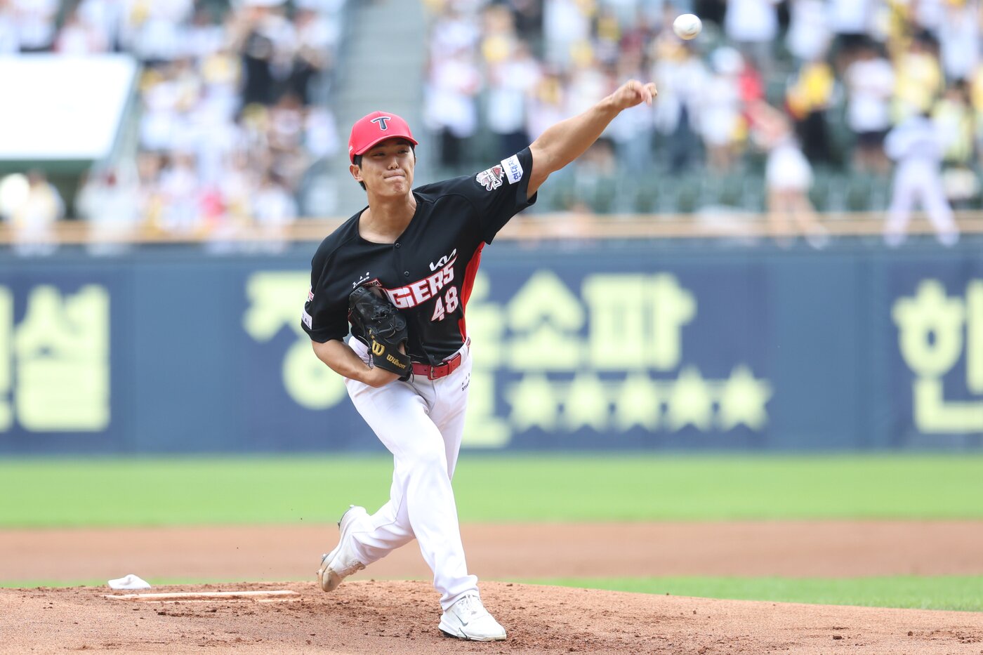 본문 이미지 - KIA 타이거즈 투수 이의리가 13일 열린 KBO리그 잠실 LG 트윈스전에서 역투를 펼쳤다. &#40;KIA 타이거즈 제공&#41;