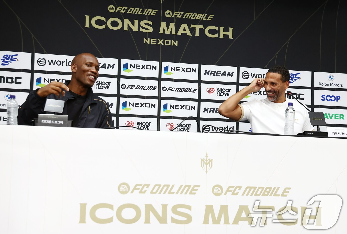 본문 이미지 - 13일 오후 서울 마포구 서울월드컵경기장에서 열린 '2025 아이콘매치: 창의 귀환, 반격의 시작' 미디어데이에서 FC 스피어 주장 디디에 드로그바(왼쪽)와 실드 유나이티드 주장 리오 퍼디난드가 대화하고 있다. 2025.9.13/뉴스1 ⓒ News1 김민지 기자