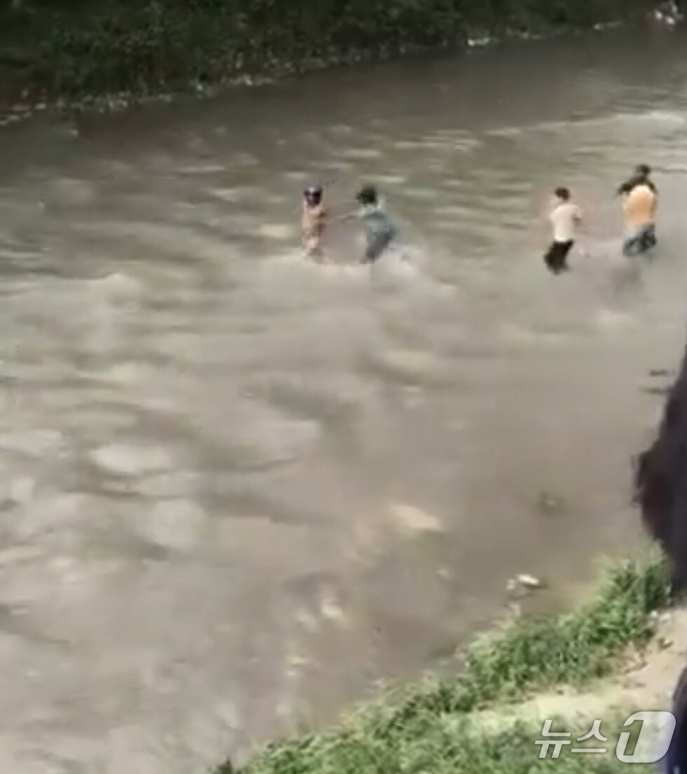 본문 이미지 - 네팔 재무장관이 강에서 시위대에 쫓기며 구타를 당하고 있다. &#40;출처=엑스&#41; 2025.9.10./뉴스1