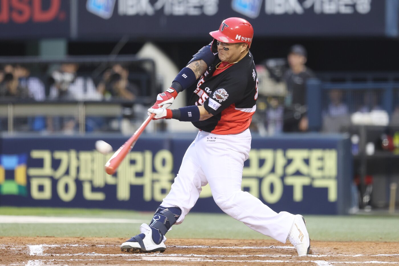 본문 이미지 - KIA 타이거즈 최형우가 13일 열린 KBO리그 잠실 LG 트윈스전에서 6회초 결승 솔로포를 터뜨렸다. 최형우는 이 한 방으로 개인 통산 최다 홈런 공동 3위에 올랐다. &#40;KIA 타이거즈 제공&#41;