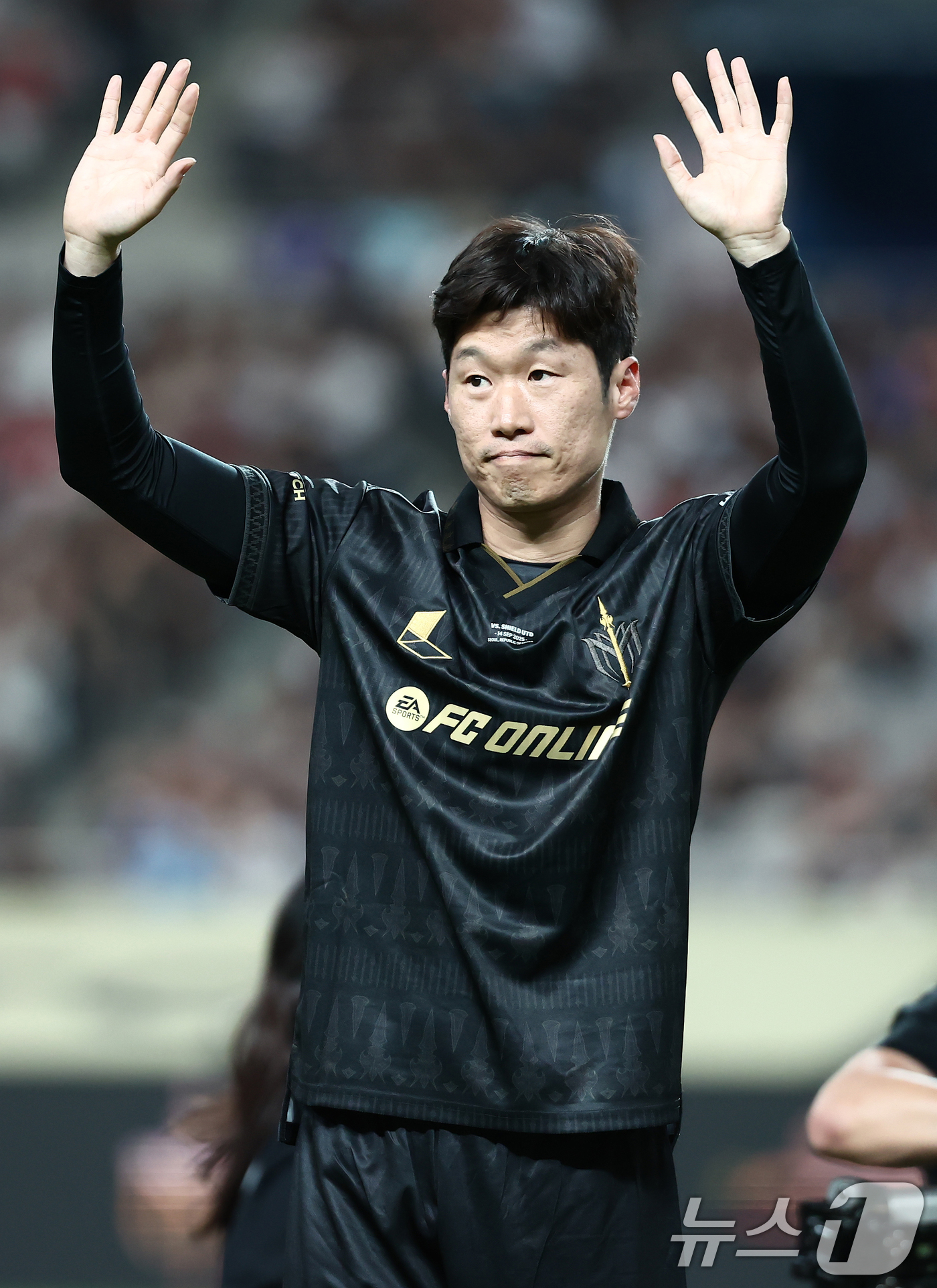 (서울=뉴스1) 김민지 기자 = 13일 오후 서울 마포구 서울월드컵경기장에서 열린 '2025 아이콘매치: 창의 귀환, 반격의 시작' 이벤트 매치에서 FC 스피어 박지성이 관중들을 …
