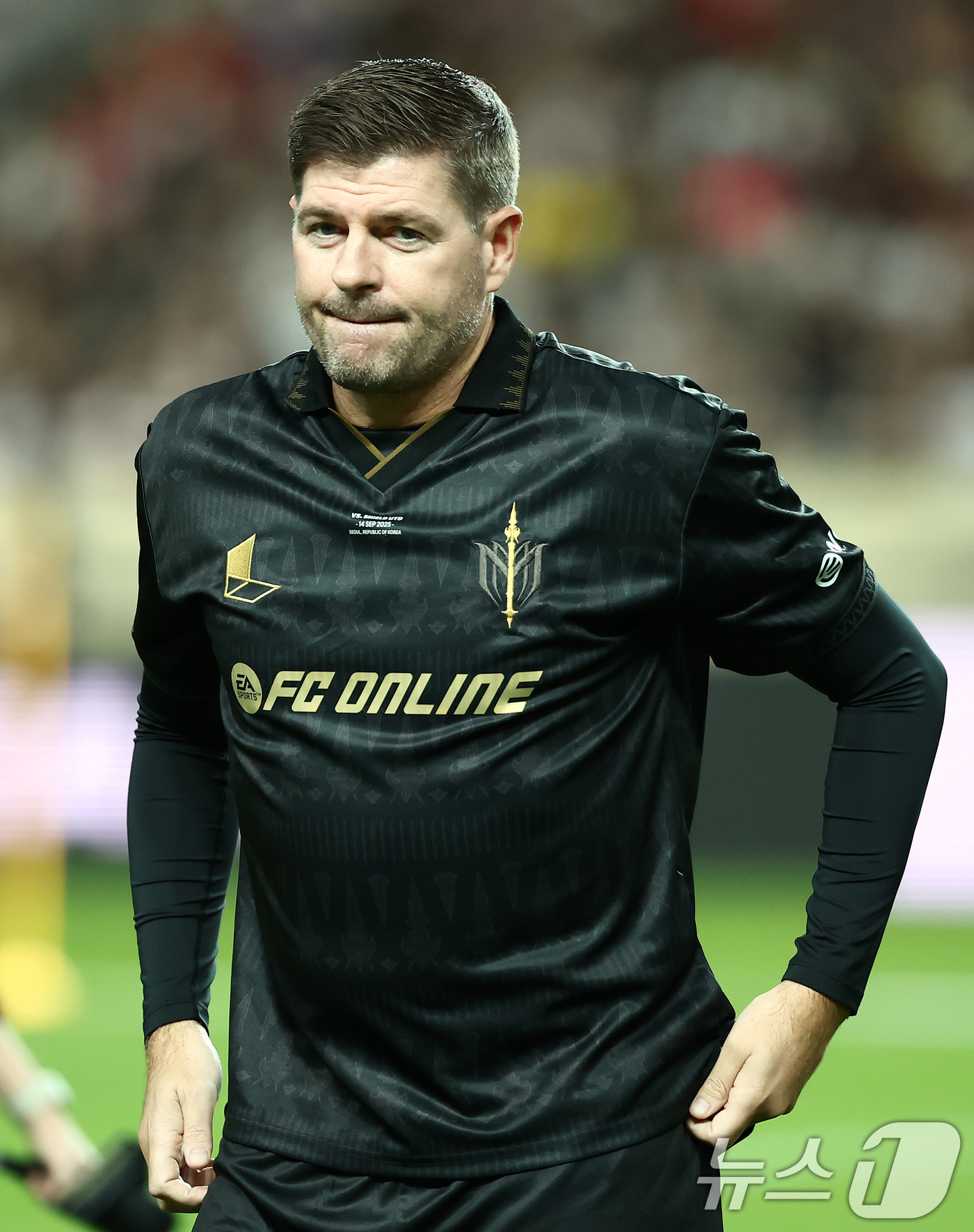 (서울=뉴스1) 김민지 기자 = 13일 오후 서울 마포구 서울월드컵경기장에서 열린 '2025 아이콘매치: 창의 귀환, 반격의 시작' 이벤트 매치에서 FC 스피어 스티븐 제라드가 관 …
