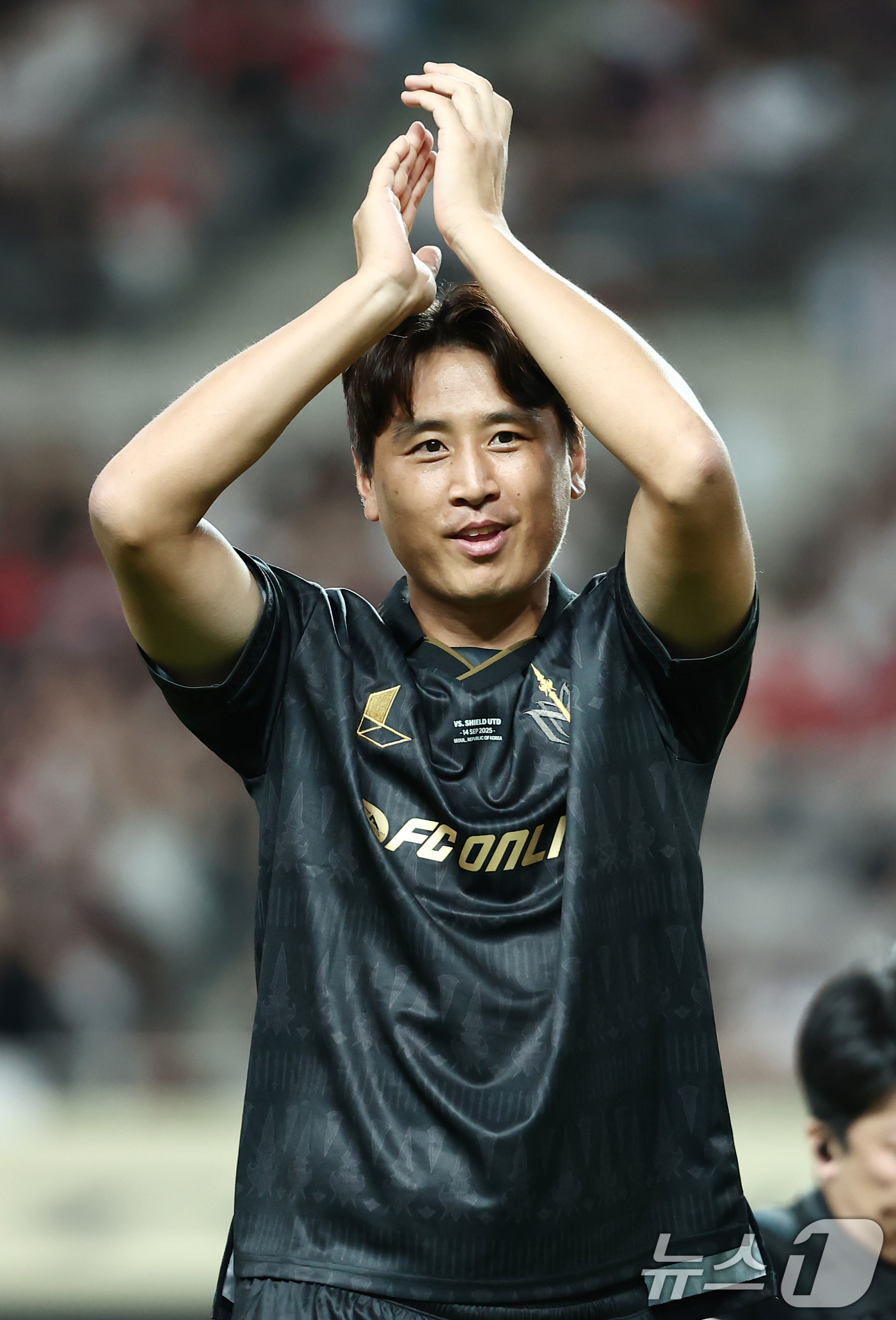 (서울=뉴스1) 김민지 기자 = 13일 오후 서울 마포구 서울월드컵경기장에서 열린 '2025 아이콘매치: 창의 귀환, 반격의 시작' 이벤트 매치에서 FC 스피어 구자철이 관중들을 …