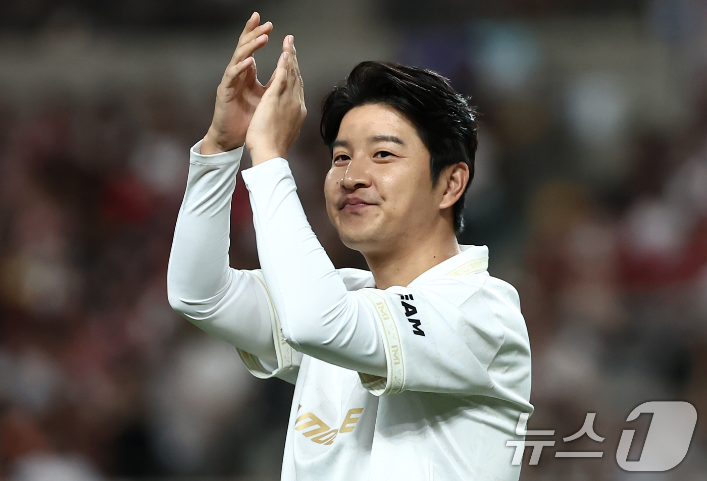 (서울=뉴스1) 김민지 기자 = 13일 오후 서울 마포구 서울월드컵경기장에서 열린 '2025 아이콘매치: 창의 귀환, 반격의 시작' 이벤트 매치에서 실드 유나이티드 박주호가 관중들 …