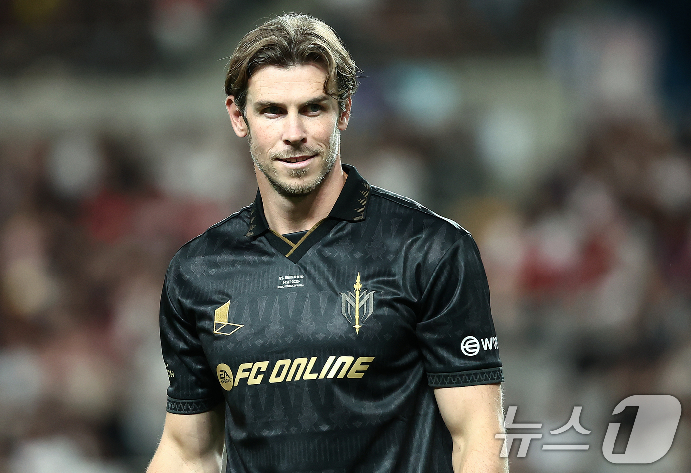 (서울=뉴스1) 김민지 기자 = 13일 오후 서울 마포구 서울월드컵경기장에서 열린 '2025 아이콘매치: 창의 귀환, 반격의 시작' 이벤트 매치에서 FC 스피어 가레스 베일이 관중 …