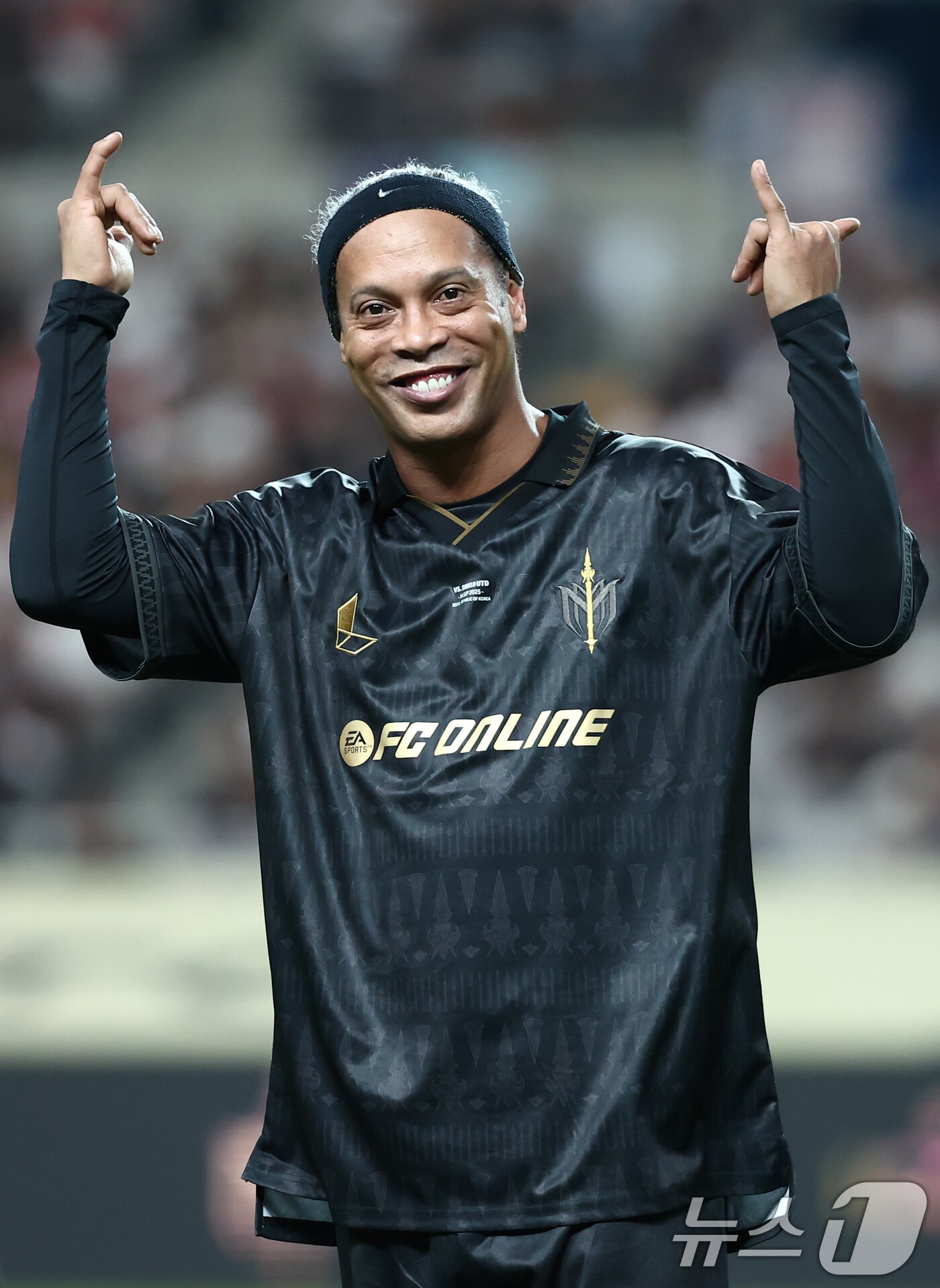 본문 이미지 - 13일 오후 서울 마포구 서울월드컵경기장에서 열린 &#39;2025 아이콘매치: 창의 귀환, 반격의 시작&#39; 이벤트 매치에서 FC 스피어 호나우지뉴가 관중들을 향해 인사하고 있다. 2025.9.13/뉴스1 ⓒ News1 김민지 기자