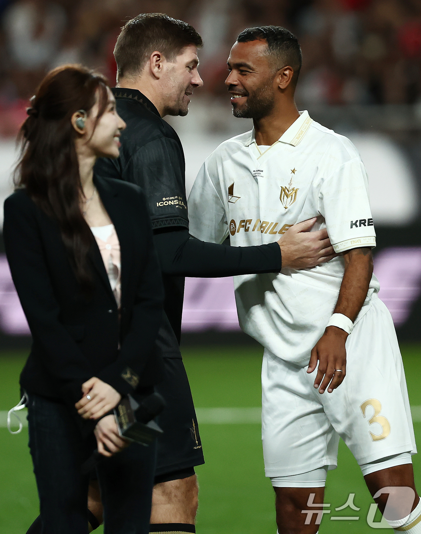 (서울=뉴스1) 김민지 기자 = 13일 오후 서울 마포구 서울월드컵경기장에서 열린 '2025 아이콘매치: 창의 귀환, 반격의 시작' 이벤트 매치에서 FC 스피어 스티븐 제라드와 실 …